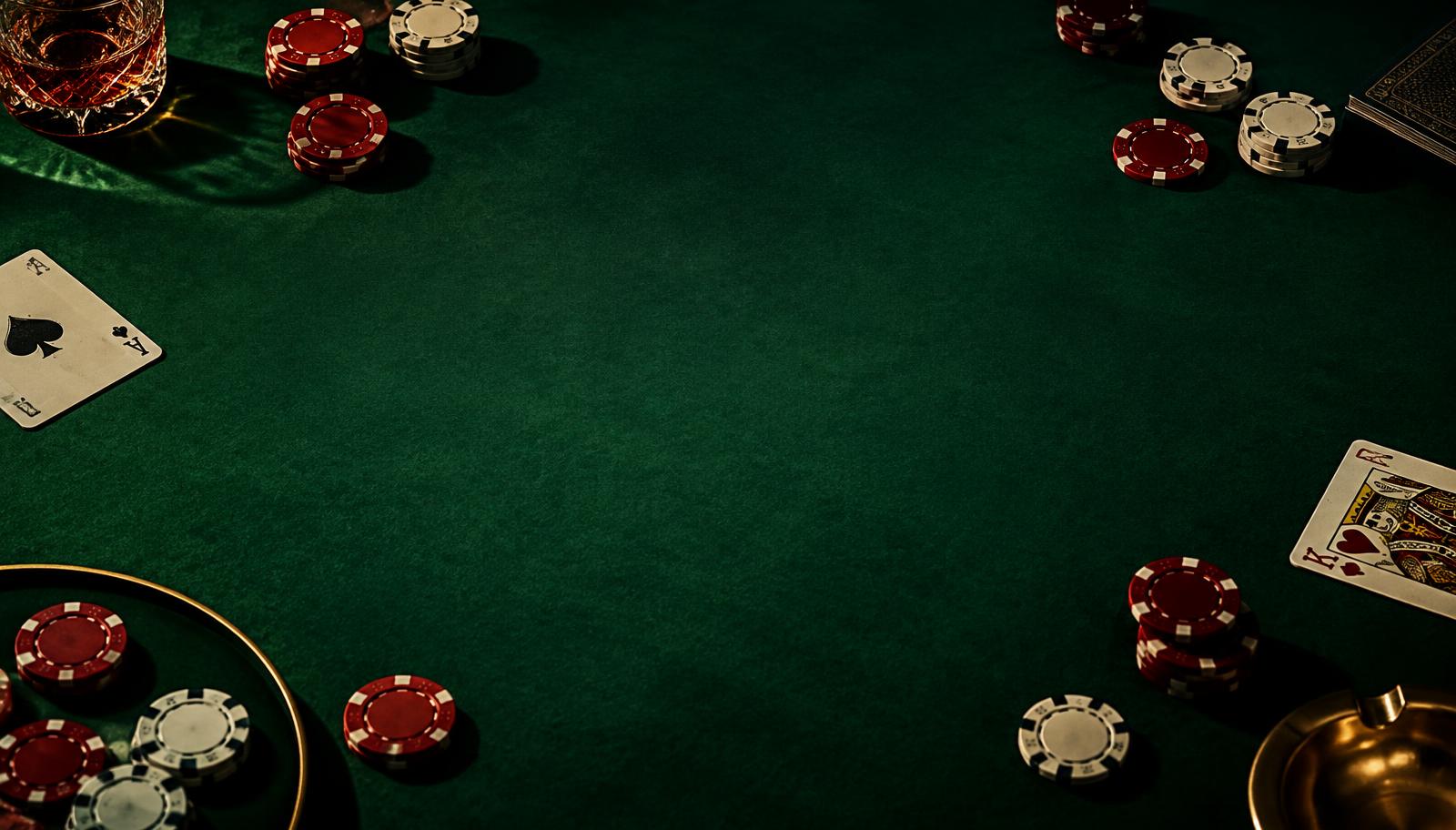 Tavolo da gioco con carte e fiches